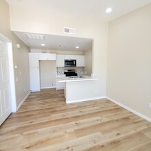 Creekside Senior Apartments 60+ in Riverside, CA - Foto de edificio - Building Photo