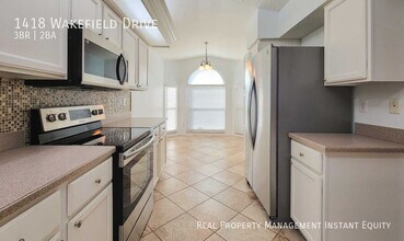 1418 Wakefield Dr in Brandon, FL - Building Photo - Building Photo