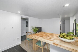 Stylish Governors' Park 1 bed/1 bath apart in Denver, CO - Building Photo - Building Photo