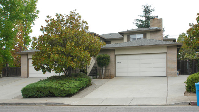 10322 Alpine Dr in Cupertino, CA - Foto de edificio - Building Photo