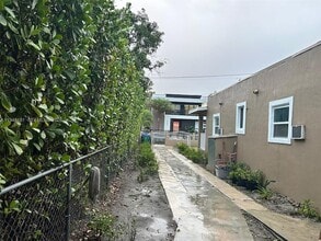 261 NW 49th St in Miami, FL - Foto de edificio - Building Photo