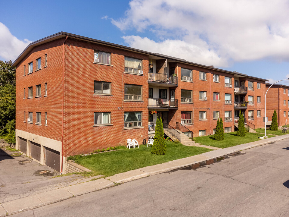 110 Garden in Dorval, QC - Building Photo