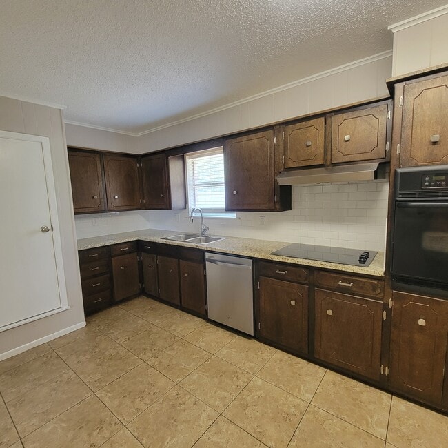 950 W Park St in Stephenville, TX - Building Photo - Building Photo