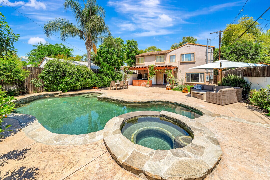14916 Hesby St in Los Angeles, CA - Building Photo