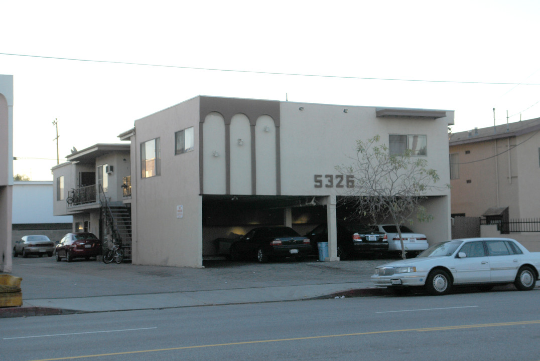 5326 Cahuenga Blvd in North Hollywood, CA - Foto de edificio