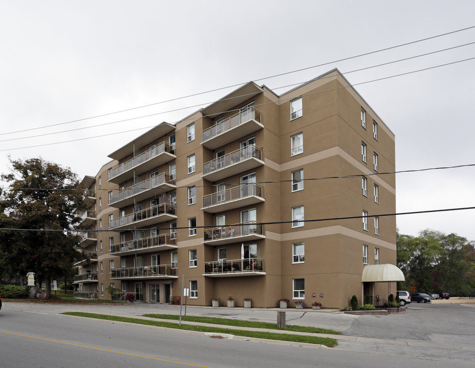 Mississauga Court in Barrie, ON - Building Photo