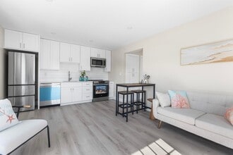 112 W Main St, Unit 4 in Barnstable, MA - Building Photo - Building Photo