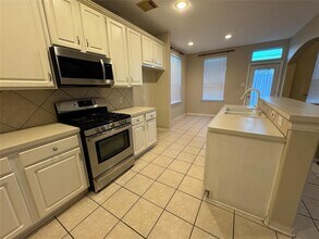 3335 Southdown Dr in Pearland, TX - Foto de edificio - Building Photo