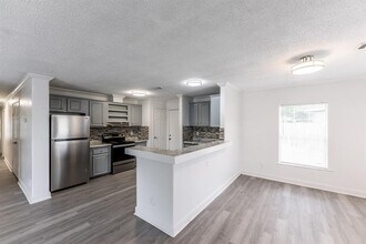 145 Varsity Cir in Huntsville, TX - Building Photo - Building Photo