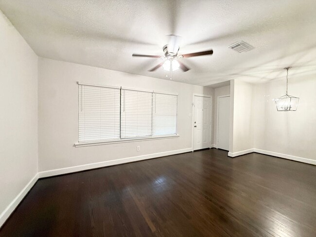 913 Wimberly St in Angleton, TX - Building Photo - Building Photo