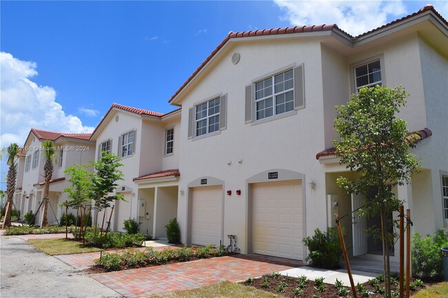 8440 W McNab Rd-Unit -8440 in Tamarac, FL - Foto de edificio - Building Photo