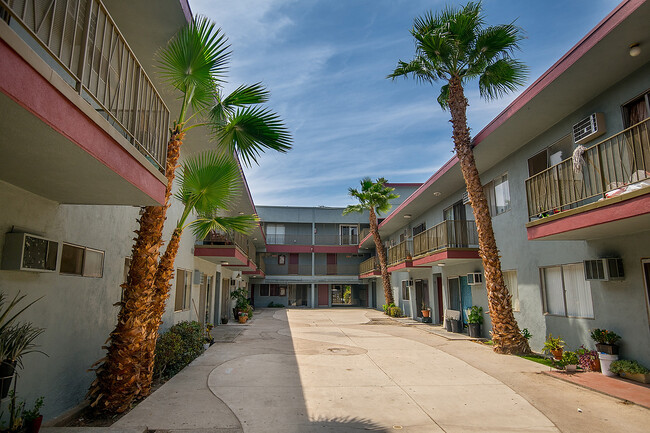 8140 Langdon Ave in Van Nuys, CA - Foto de edificio - Building Photo