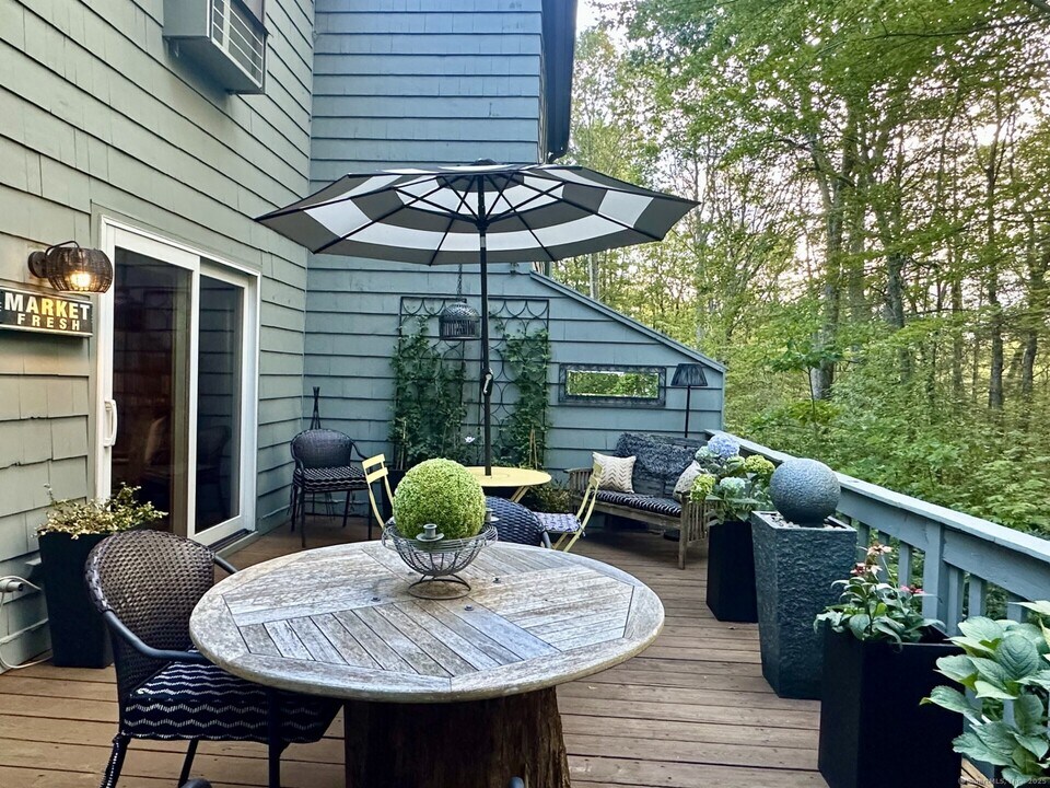 264 Cliffside Dr in Torrington, CT - Building Photo