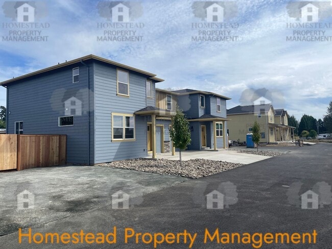 186-188 SE Lacreole Dr in Dallas, OR - Building Photo - Building Photo
