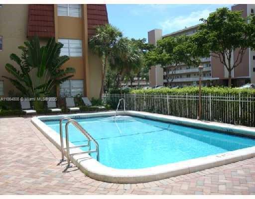 1300 Moffett St in Hallandale Beach, FL - Foto de edificio - Building Photo