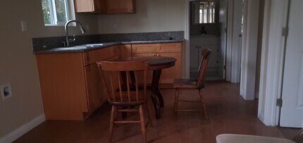 221 W Ash Ave in Burbank, CA - Building Photo - Building Photo