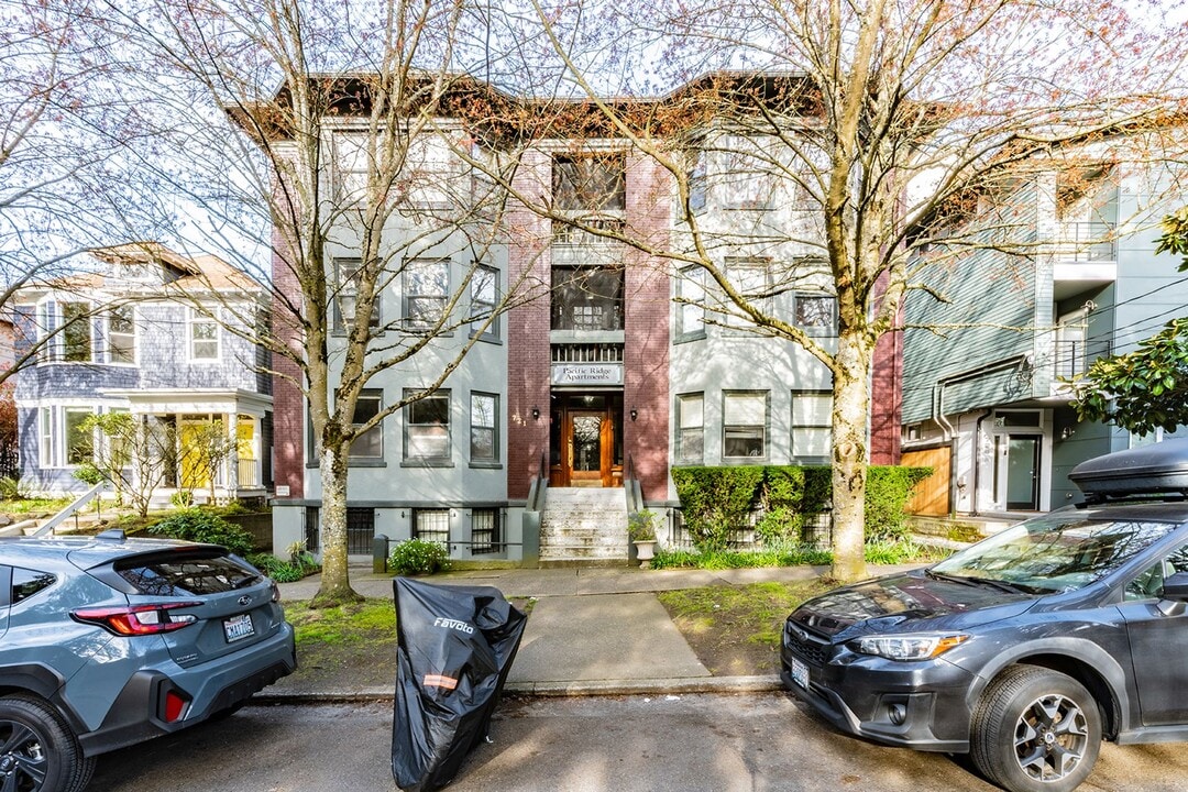 Pacific Ridge in Seattle, WA - Foto de edificio