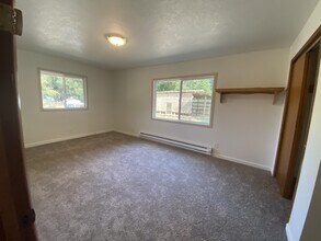 167 E Castle Rd in Waldport, OR - Foto de edificio - Building Photo