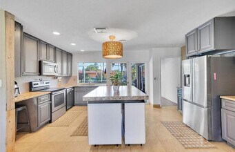 1736 NW 38th St in Oakland Park, FL - Building Photo - Building Photo