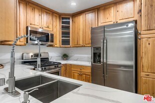 9005 Cynthia St, Unit 116 in West Hollywood, CA - Building Photo