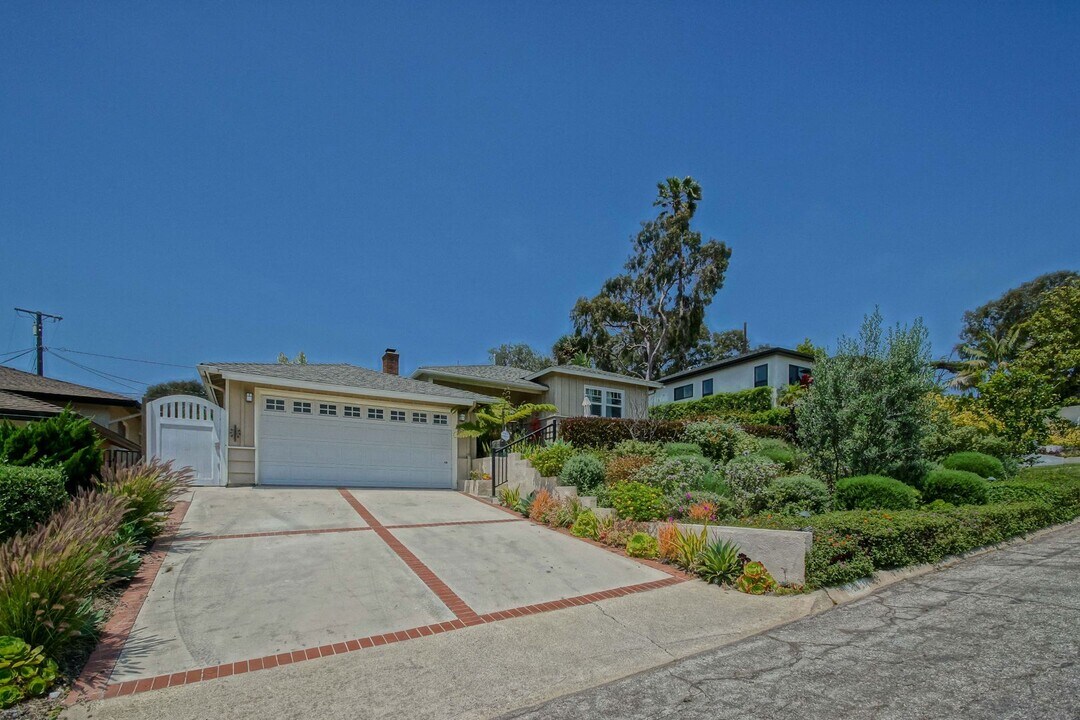 110 Vía Los Altos in Redondo Beach, CA - Foto de edificio