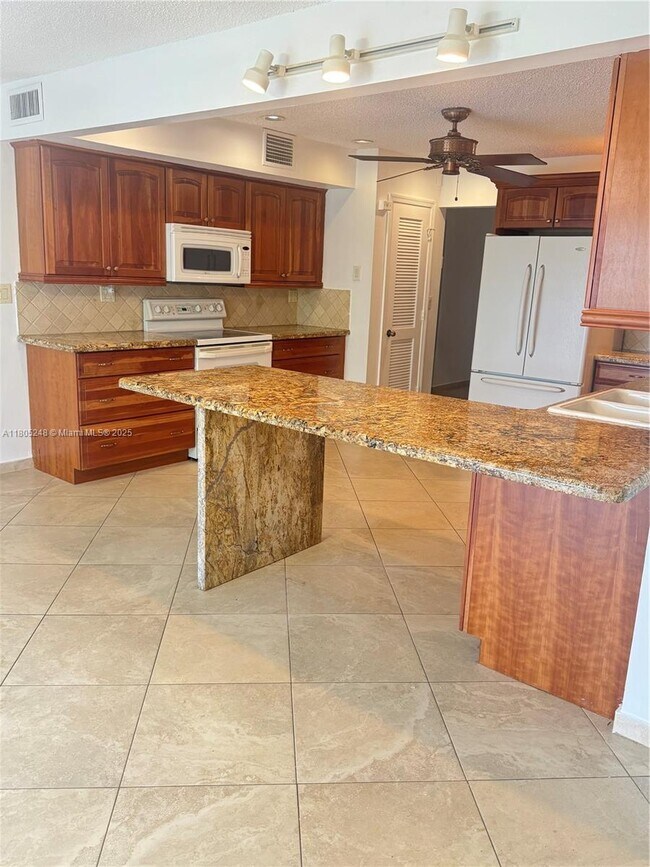 3111 Coral Springs Dr in Coral Springs, FL - Building Photo - Building Photo