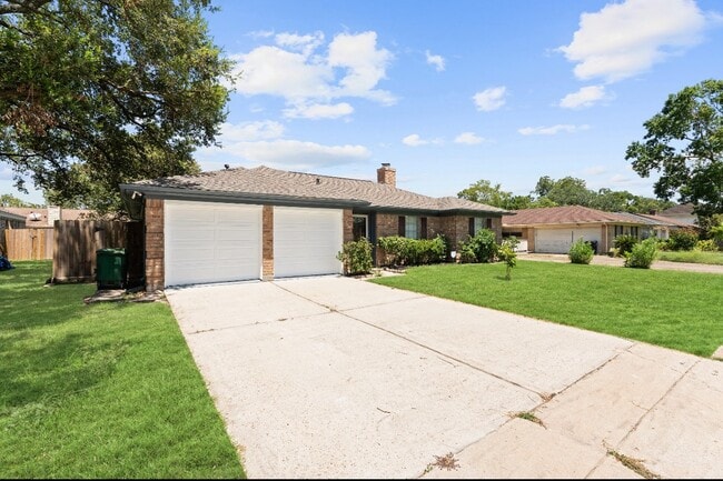 815 Pebbleshire Dr in Houston, TX - Building Photo - Building Photo