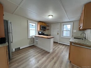 1048 Cornwell Ave in Baldwin, NY - Foto de edificio - Building Photo