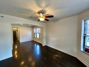 3400 W Evergreen Ave, Unit 1F in Chicago, IL - Building Photo - Building Photo