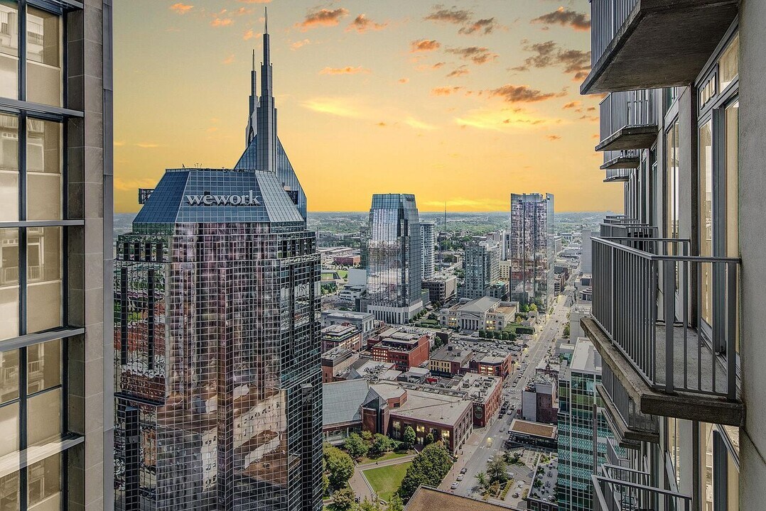 415 Church St, Unit 2407 in Nashville, TN - Foto de edificio