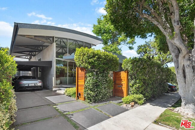 8735 Dorrington Ave in West Hollywood, CA - Building Photo - Building Photo