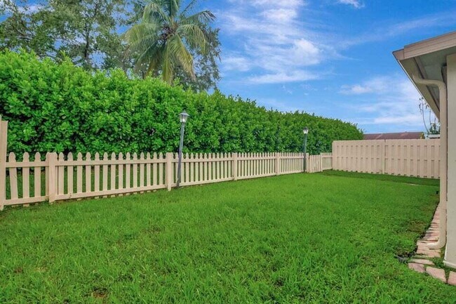 5846 Mirror Lakes Blvd in Boynton Beach, FL - Building Photo - Building Photo