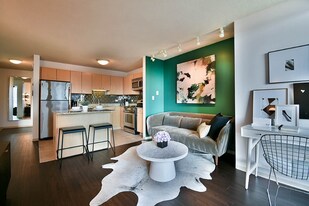 246 N Columbus Dr in Chicago, IL - Building Photo