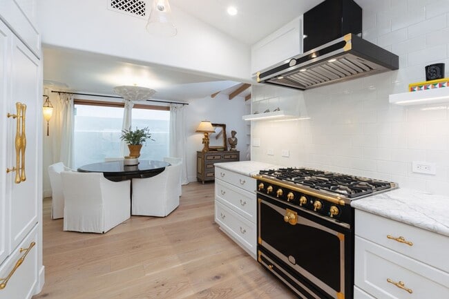 106 Via Cordova in Newport Beach, CA - Building Photo - Building Photo