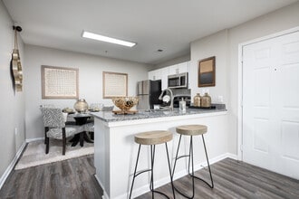 Battleground North in Greensboro, NC - Building Photo - Interior Photo