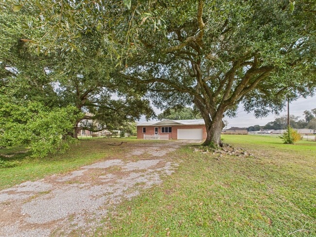 4525 Verot School Rd in Youngsville, LA - Building Photo - Building Photo