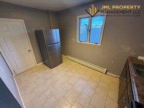 834 Eastern Ave, Unit 2 in Fall River, MA - Foto de edificio - Building Photo