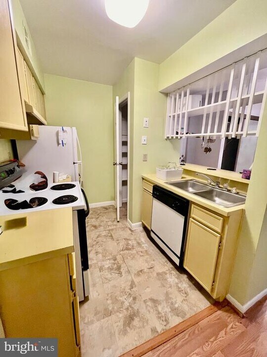 5806 Royal Ridge Dr in West Springfield, VA - Building Photo