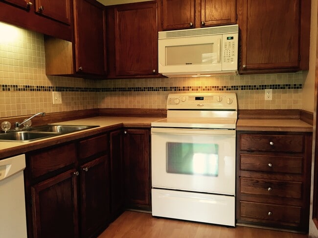 7624 157th St W, Unit 310 in Apple Valley, MN - Foto de edificio - Building Photo