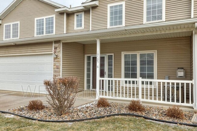10525 Hickory Dr in Urbandale, IA - Building Photo - Building Photo