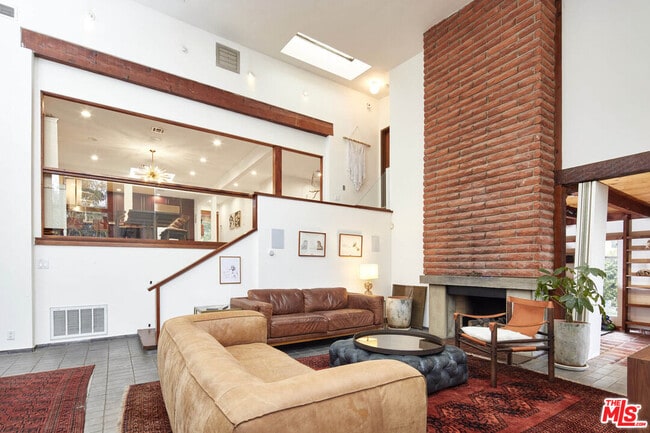 11217 Sunshine Terrace in Los Angeles, CA - Building Photo - Building Photo