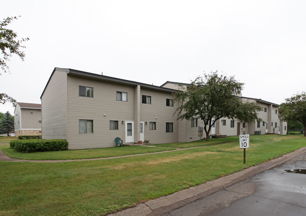 Sahlman Townhouses West in Cloquet, MN - Building Photo