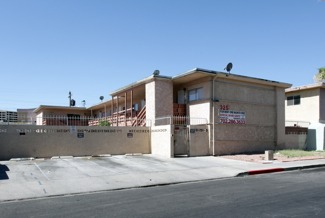 321 - 325 W Cincinnati Ave in Las Vegas, NV - Building Photo