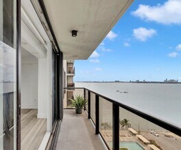 600 NE 36th St, Unit 1404 in Miami, FL - Building Photo - Building Photo