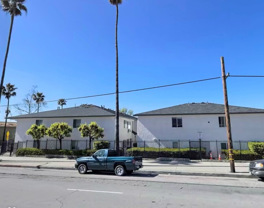 Micasa Apartments in Sylmar, CA - Foto de edificio