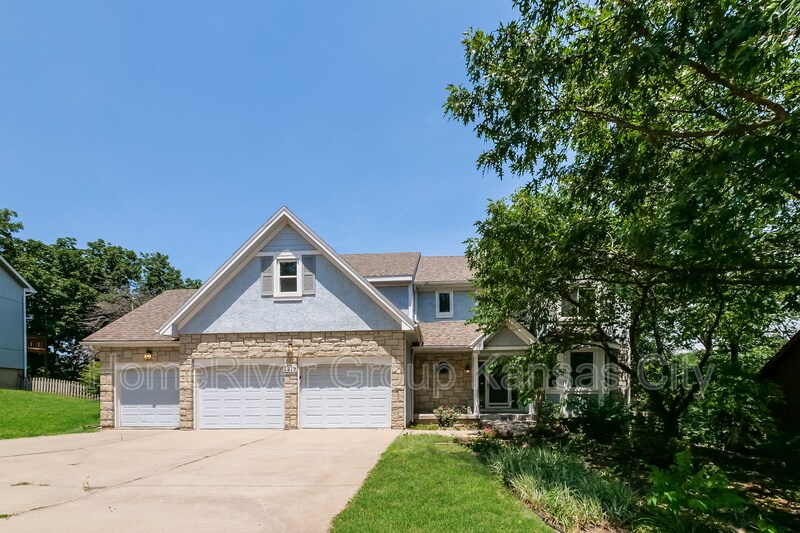 5912 Albervan St in Shawnee, KS - Building Photo