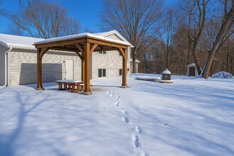 8621 Darnel Rd in Eden Prairie, MN - Foto de edificio - Building Photo