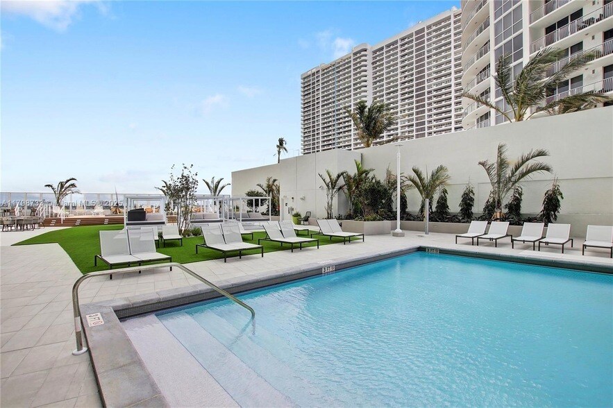 1756 N Bayshore Dr, Unit 10K in Miami, FL - Building Photo