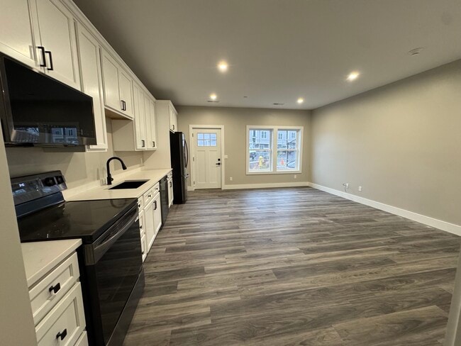 243 Echo Lake Rd, Unit B-1 in Watertown, CT - Foto de edificio - Building Photo