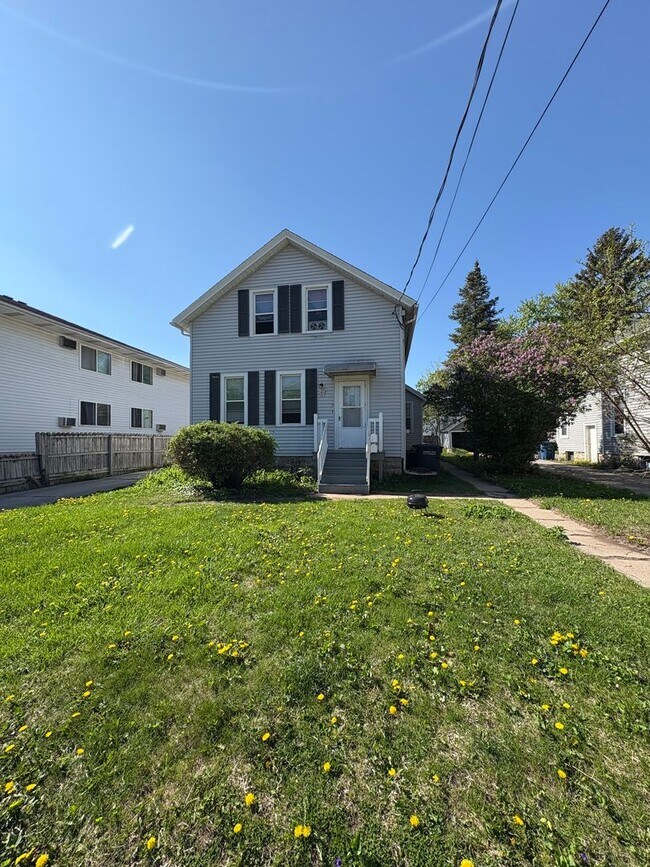 743 Woodland Ave in Oshkosh, WI - Building Photo - Building Photo